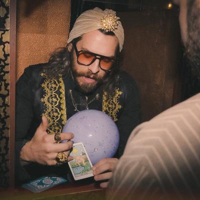 Zartini telling a fortune